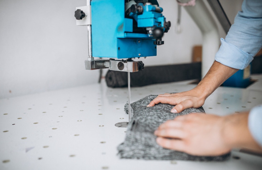 Machinaal snijden van elastische materialen voor shapewear