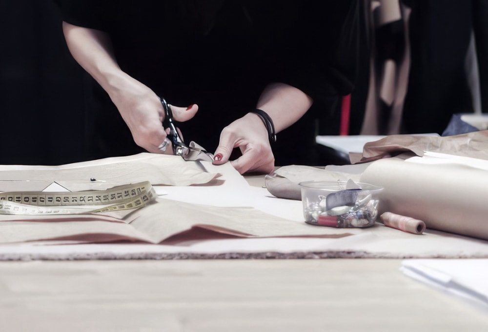 Handmatig snijden van materiaal voor een shapewearmonster