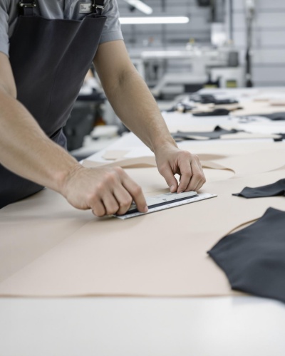 Handmatig snijden van een elastisch materiaal voor shapewear
