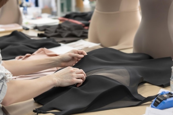 Visuele inspectie van een zwart shapewearproduct
