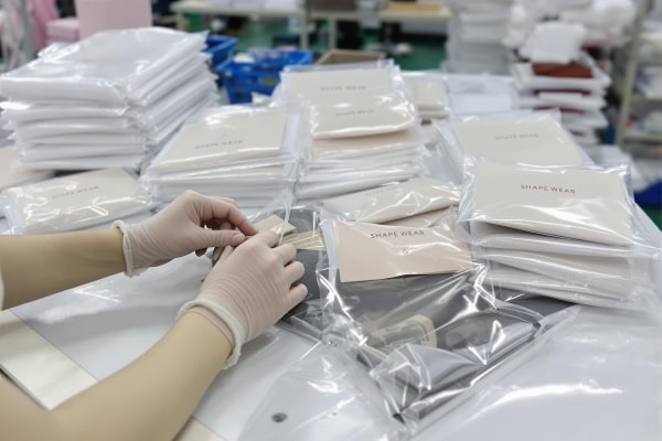 Inspectie van verpakte shapewearproducten vóór verzending