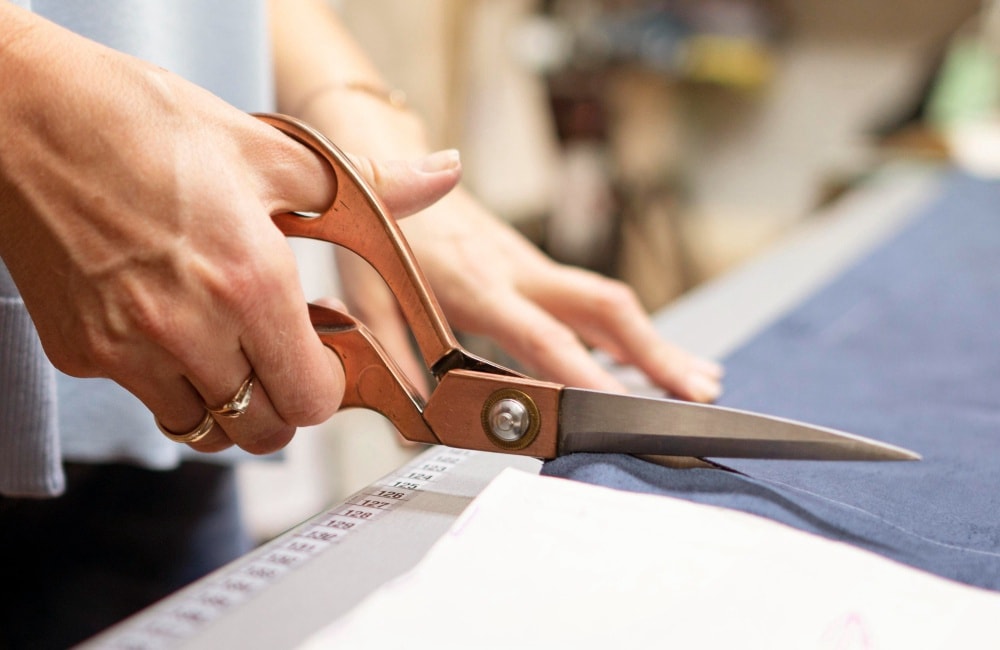 Handmatig snijden van materiaal voor een shapewearproject